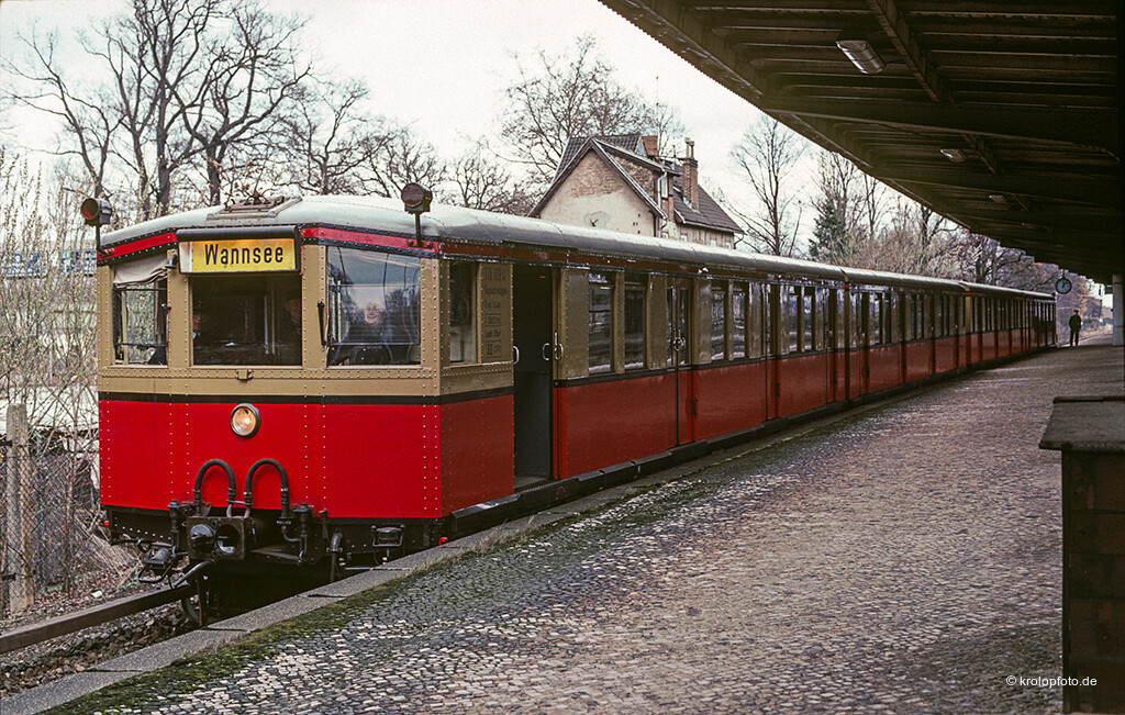 http://krolopfoto.de/railpix/images/berlin.sbahn1983/19830324-1.jpg