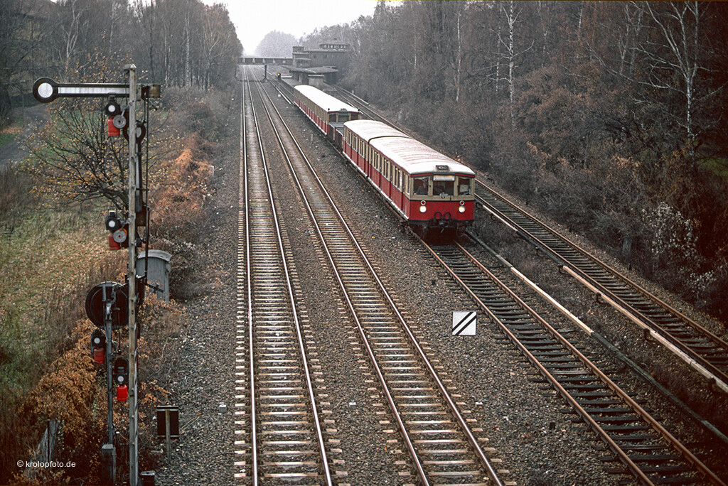 http://krolopfoto.de/railpix/images/berlin.sbahn1983/19831117.jpg