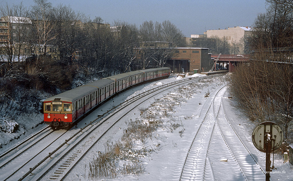 http://krolopfoto.de/railpix/images/berlin.sbahn1985/198501061.jpg