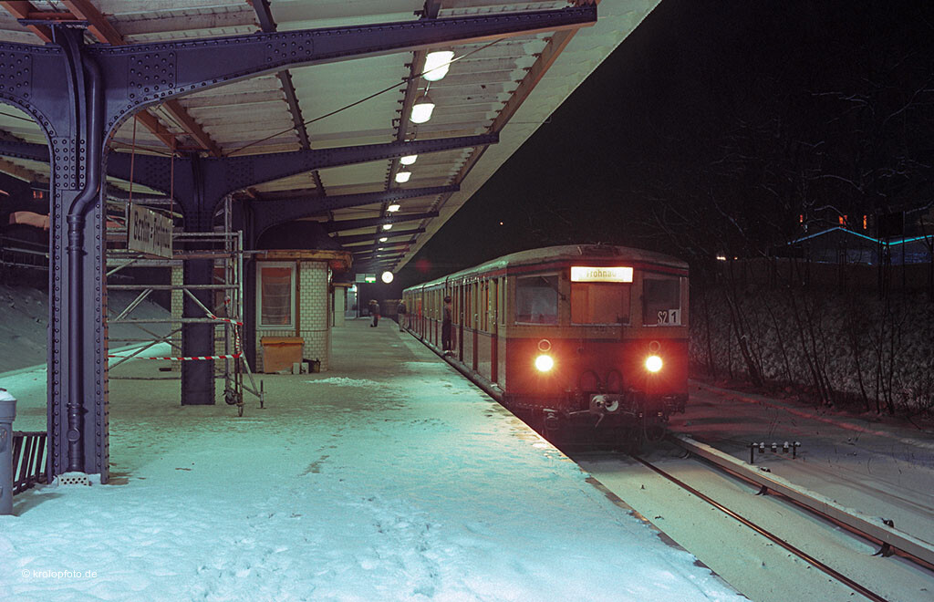 http://krolopfoto.de/railpix/images/berlin.sbahn1985/198501141.jpg
